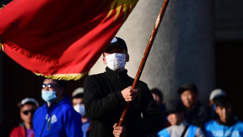 Участники митинга на Старой площади в Бишкеке Участники митинга на Старой площади в Бишкеке