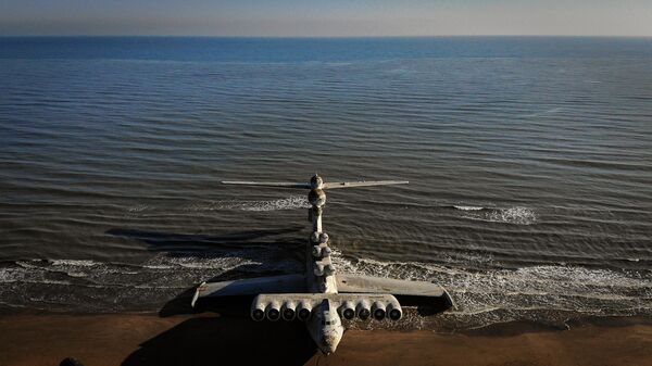 Экраноплан Лунь на побережье Каспийского моря близ Дербента Экраноплан Лунь на побережье Каспийского моря близ Дербента