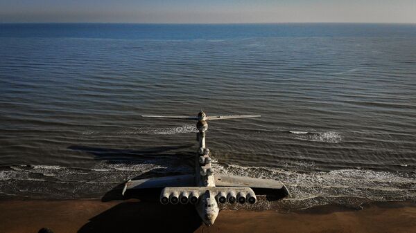 Экраноплан Лунь на побережье Каспийского моря близ Дербента Экраноплан Лунь на побережье Каспийского моря близ Дербента