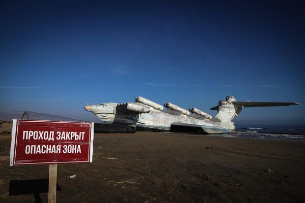 Советский ракетный экраноплан Лунь, лежащий на побережье Каспийского моря близ Дербента Советский ракетный экраноплан Лунь, лежащий на побережье Каспийского моря близ Дербента