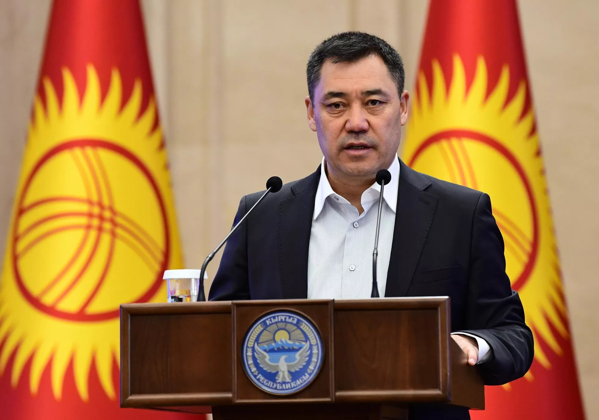 Премьер-министр Киргизии Садыр Жапаров выступает на внеочередном заседании парламента в Бишкеке