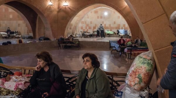 Жители Степанакерта скрываются от обстрелов города в нижней части храма Жители Степанакерта скрываются от обстрелов города в нижней части храма