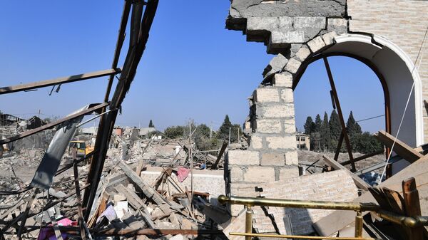 Дом в Гяндже, разрушенный после обстрела Дом в Гяндже, разрушенный после обстрела