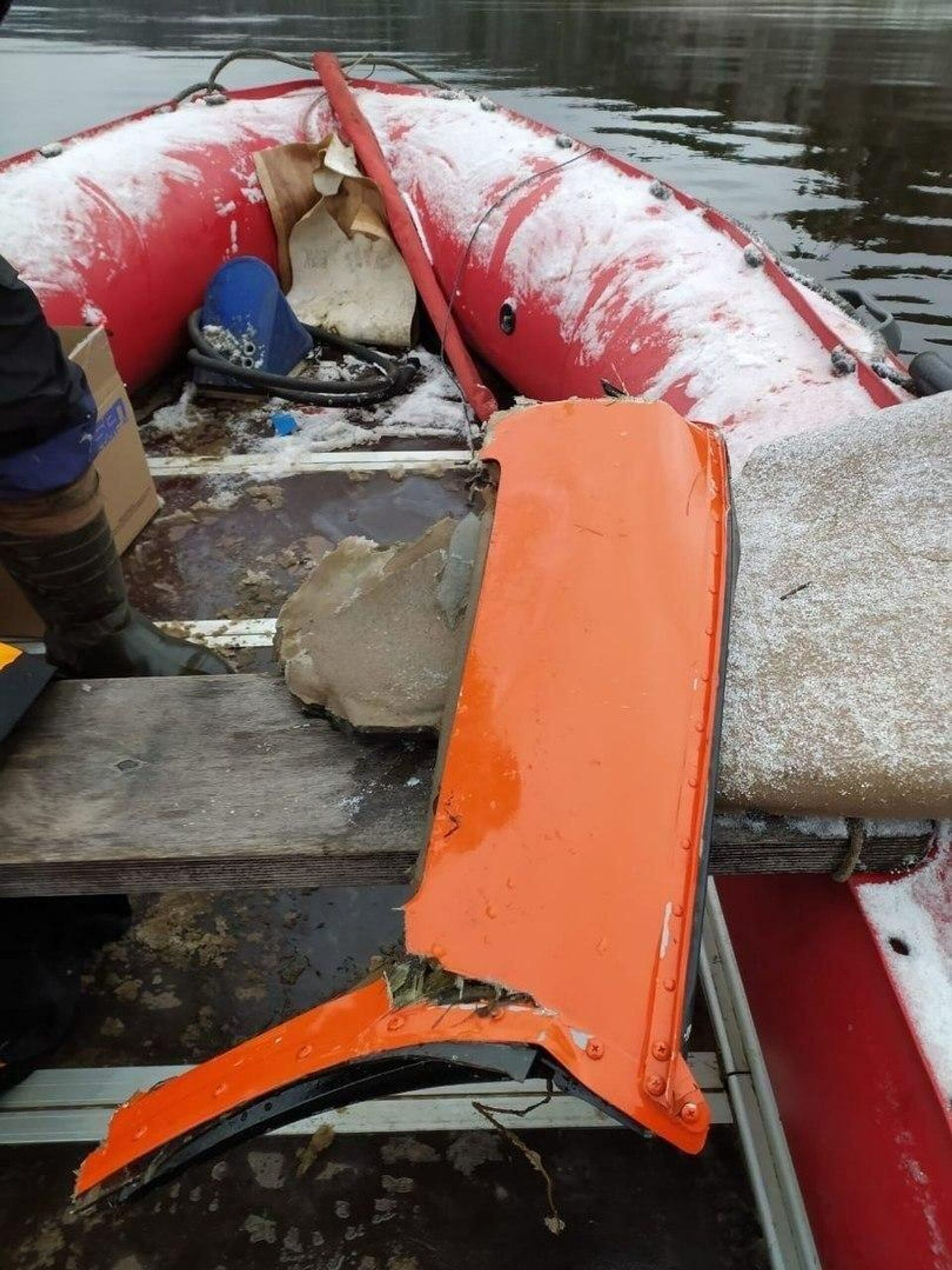 Потерпевший крушение в Вологодской области вертолет вытащили из реки