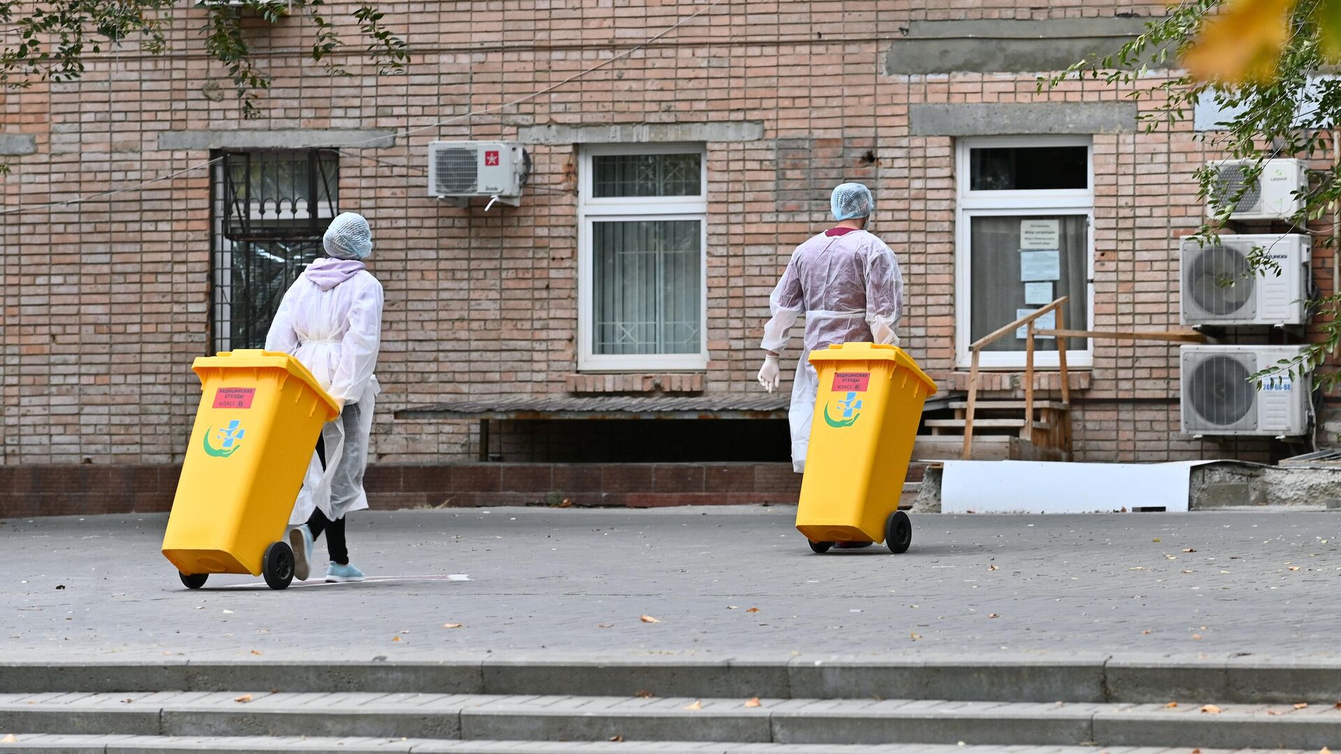 Медицинские работники возле городской больницы №20 в Ростове-на-Дону Медицинские работники возле городской больницы №20 в Ростове-на-Дону - РИА Новости, 1920, 26.10.2020