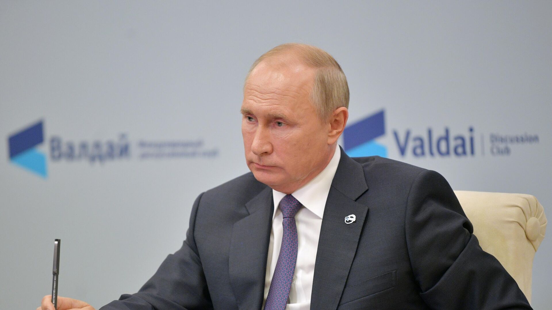 Президент РФ Владимир Путин принимает участие в заседании дискуссионного клуба Валдай в режиме видеосвязи Президент РФ Владимир Путин принимает участие в заседании дискуссионного клуба Валдай в режиме видеосвязи - РИА Новости, 1920, 28.10.2020