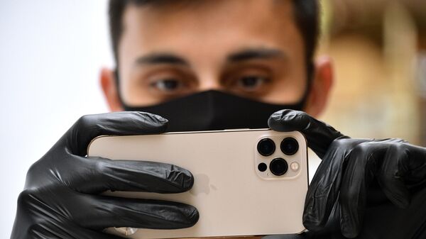 Эксперт рассказала, нужно ли заклеивать камеру на смартфоне