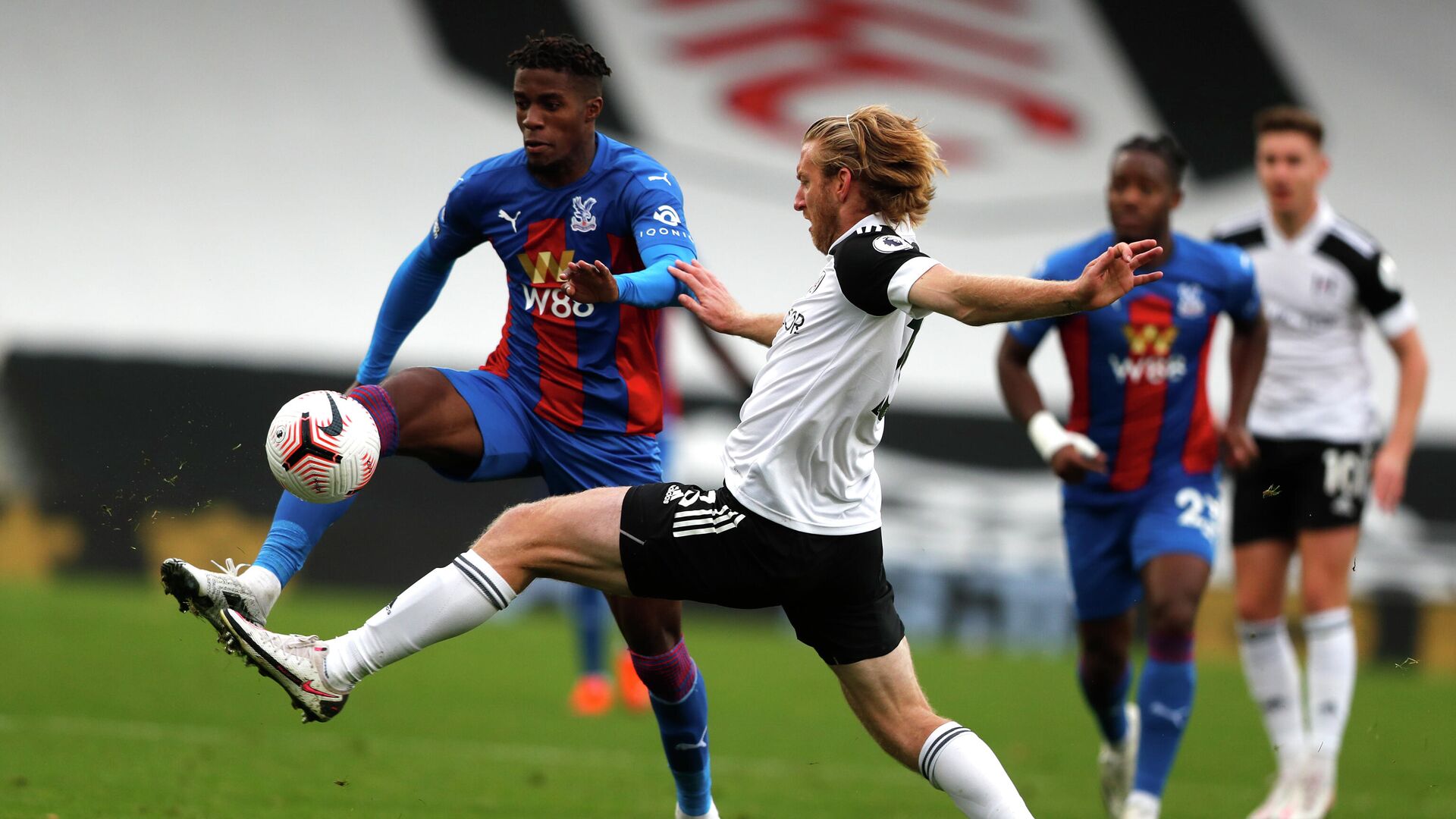 Crystal Palace's Ivorian striker Wilfried Zaha (L) vies with Fulham's US defender Tim Ream during the English Premier League football match between Fulham and Crystal Palace at Craven Cottage in London on October 24, 2020. (Photo by Frank Augstein / POOL / AFP) / RESTRICTED TO EDITORIAL USE. No use with unauthorized audio, video, data, fixture lists, club/league logos or 'live' services. Online in-match use limited to 120 images. An additional 40 images may be used in extra time. No video emulation. Social media in-match use limited to 120 images. An additional 40 images may be used in extra time. No use in betting publications, games or single club/league/player publications. / Crystal Palace's Ivorian striker Wilfried Zaha (L) vies with Fulham's US defender Tim Ream during the English Premier League football match between Fulham and Crystal Palace at Craven Cottage in London on October 24, 2020. (Photo by Frank Augstein / POOL / AFP) / RESTRICTED TO EDITORIAL USE. No use with unauthorized audio, video, data, fixture lists, club/league logos or 'live' services. Online in-match use limited to 120 images. An additional 40 images may be used in extra time. No video emulation. Social media in-match use limited to 120 images. An additional 40 images may be used in extra time. No use in betting publications, games or single club/league/player publications. / - РИА Новости, 1920, 24.10.2020