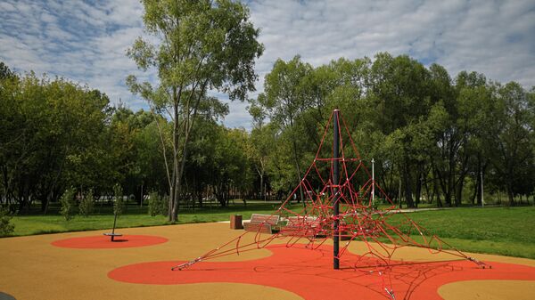 Детская площадка на набережной Москвы-реки в Капотне Детская площадка на набережной Москвы-реки в Капотне