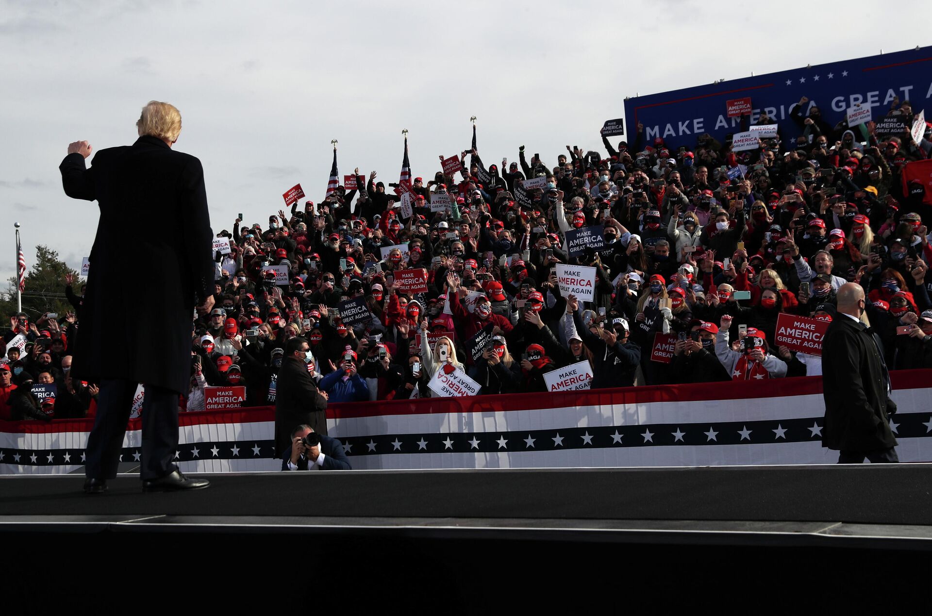 Выступление президента США Дональда Трампа в Нью-Гэмпшире, США Выступление президента США Дональда Трампа в Нью-Гэмпшире, США - РИА Новости, 1920, 26.10.2020