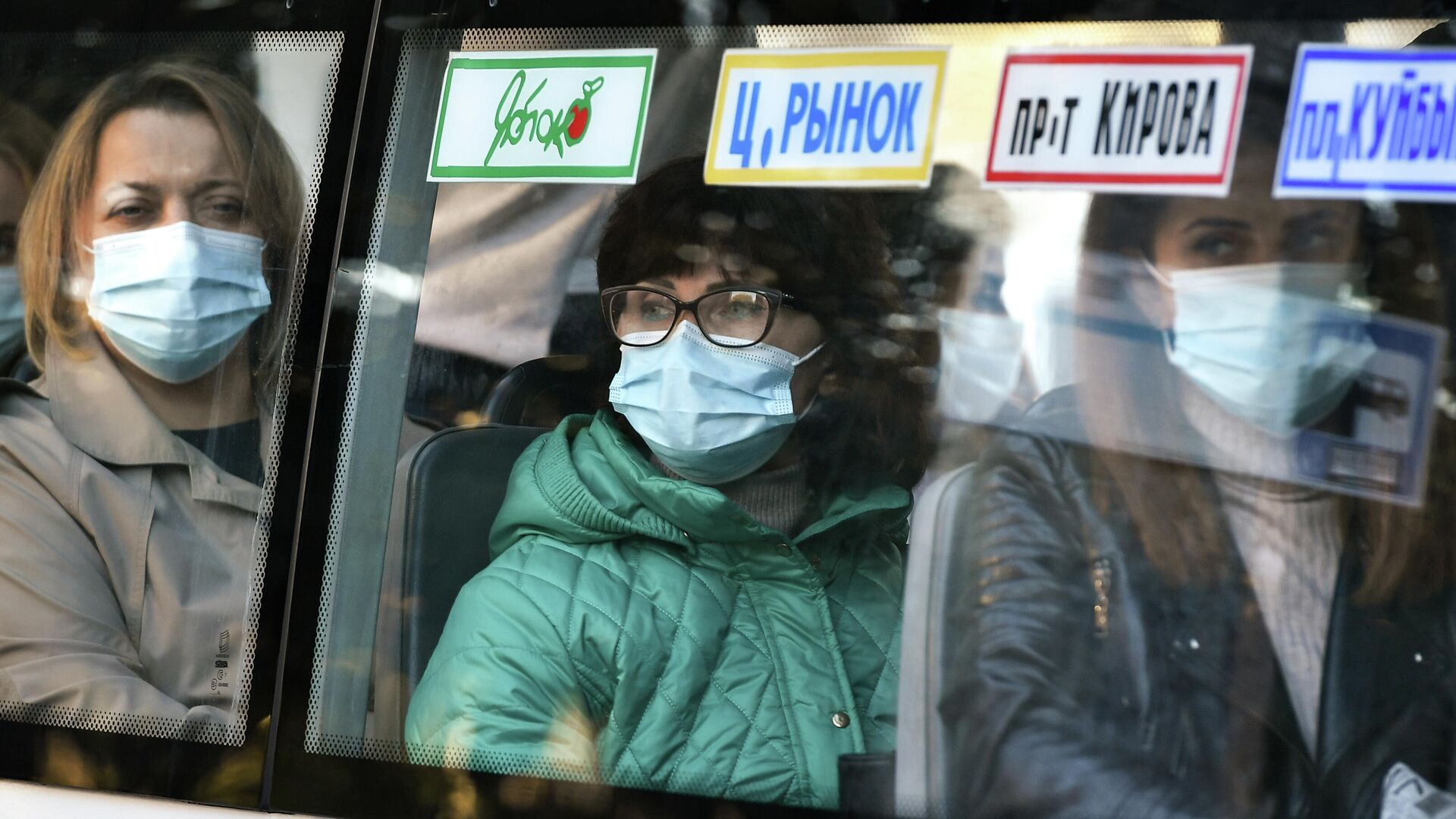 Пассажиры общественного транспорта в Симферополе Пассажиры общественного транспорта в Симферополе - РИА Новости, 1920, 28.10.2020