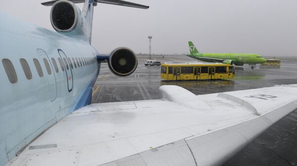 Самолет Ту-154 авиакомпании Алроса на перроне в аэропорту Толмачево в Новосибирске Самолет Ту-154 авиакомпании Алроса на перроне в аэропорту Толмачево в Новосибирске