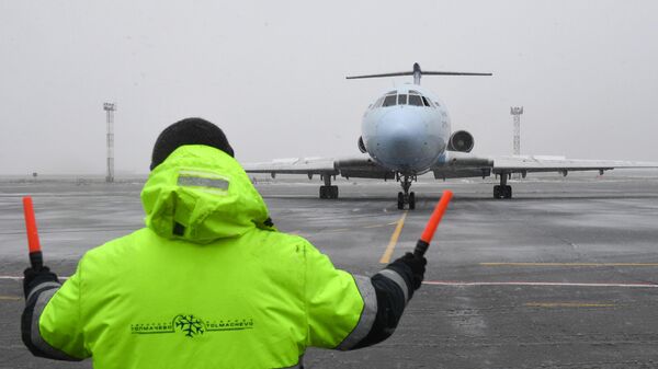 Самолет Ту-154 авиакомпании Алроса на перроне в аэропорту Толмачево в Новосибирске Самолет Ту-154 авиакомпании Алроса на перроне в аэропорту Толмачево в Новосибирске