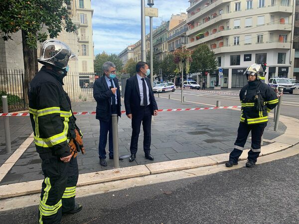 Мэр города Ницца Кристиан Эстрози у места, где неизвестный с ножом напал на прихожан в церкви Нотр-Дам Мэр города Ницца Кристиан Эстрози у места, где неизвестный с ножом напал на прихожан в церкви Нотр-Дам