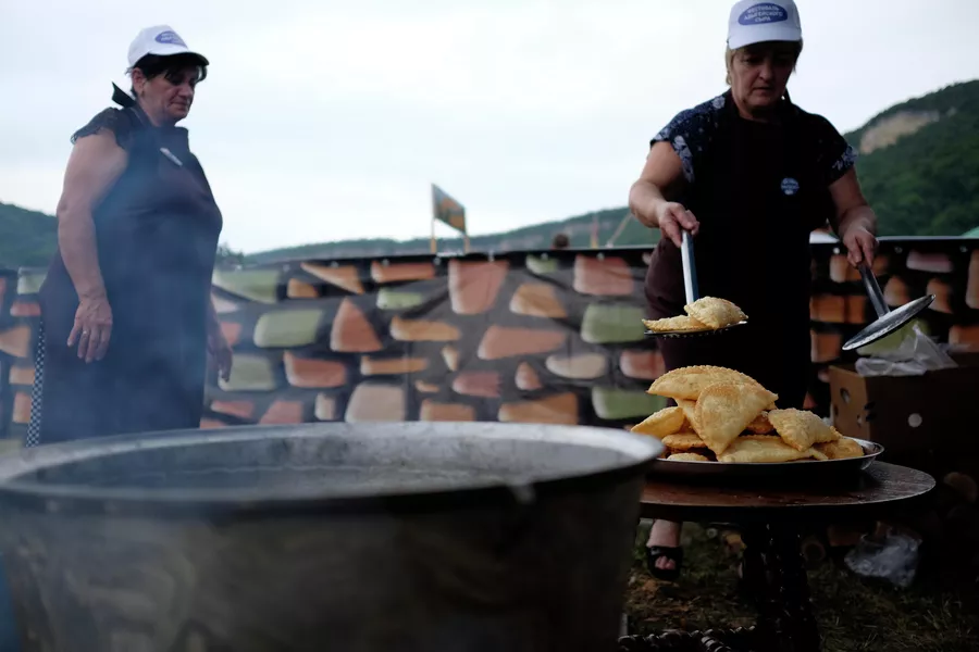 Приготовление традиционных блюд на фестивале адыгейского сыра в станице Даховской