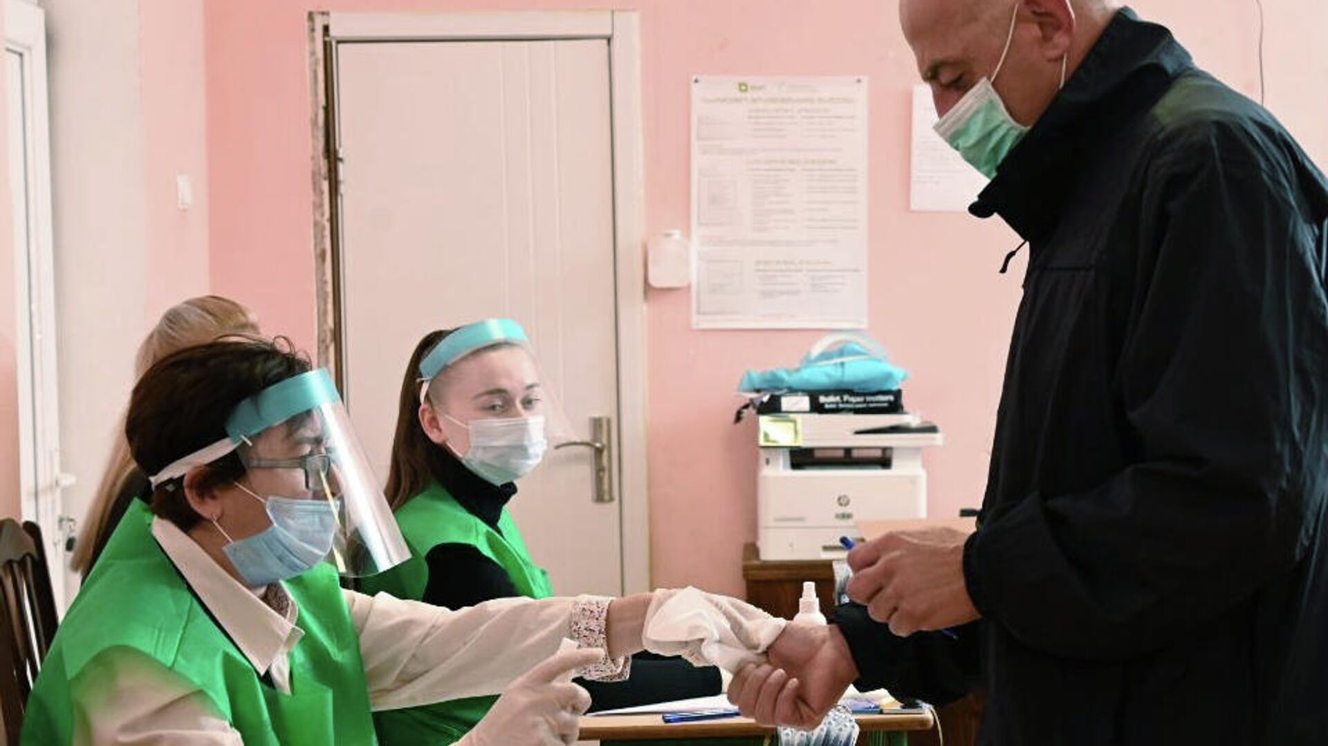 Дезинфекция рук на одном из избирательных участков в Тбилиси, где проходит голосование на парламентских выборах в Грузии Дезинфекция рук на одном из избирательных участков в Тбилиси, где проходит голосование на парламентских выборах в Грузии - РИА Новости, 1920, 01.11.2020