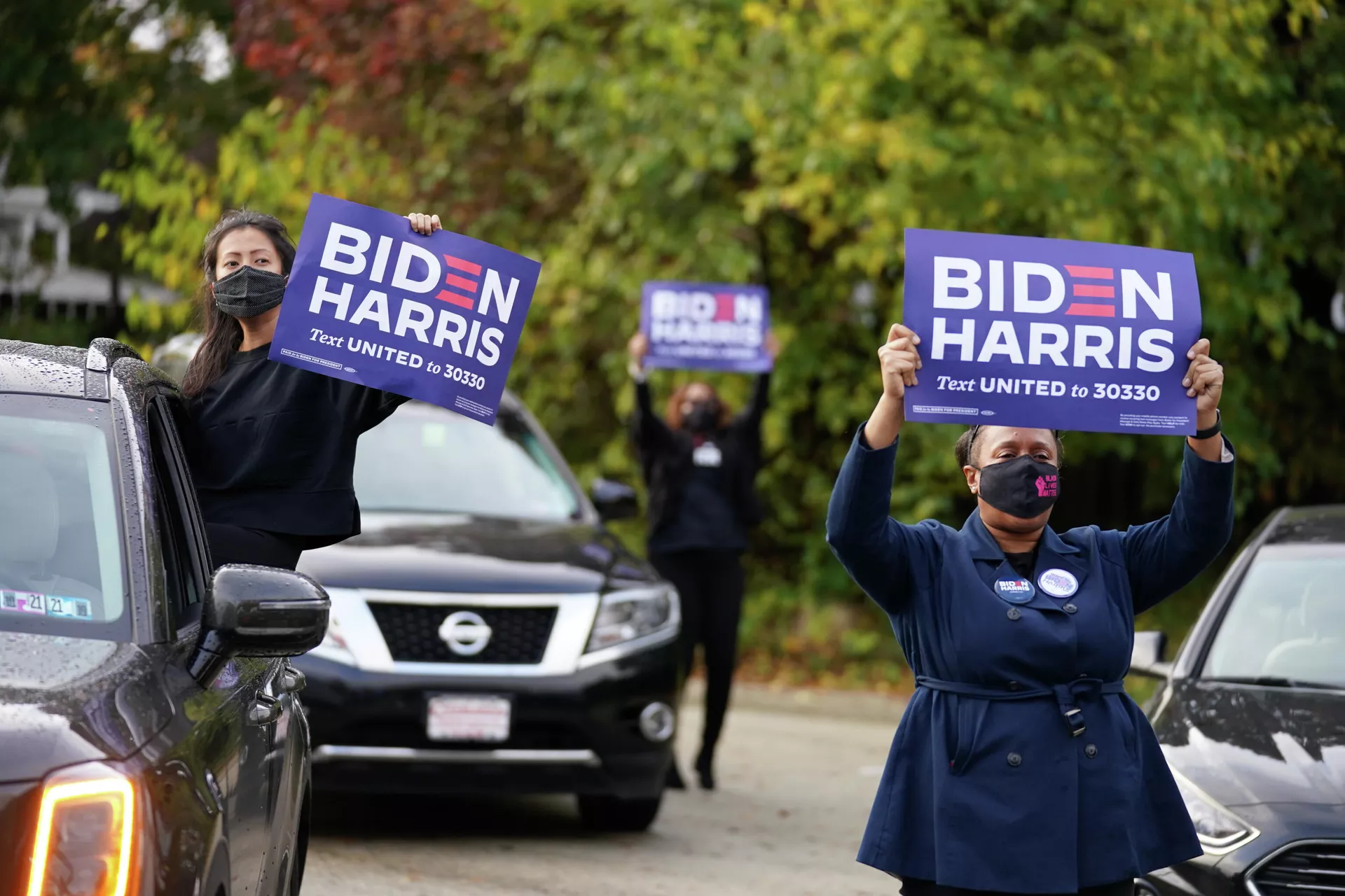 Сторонники Джо Байдена держат плакаты во время предвыборной кампании кандидата в президенты США в Филадельфии, штат Пенсильвания, США, 1 ноября 2020 года - РИА Новости, 1920, 02.11.2020
