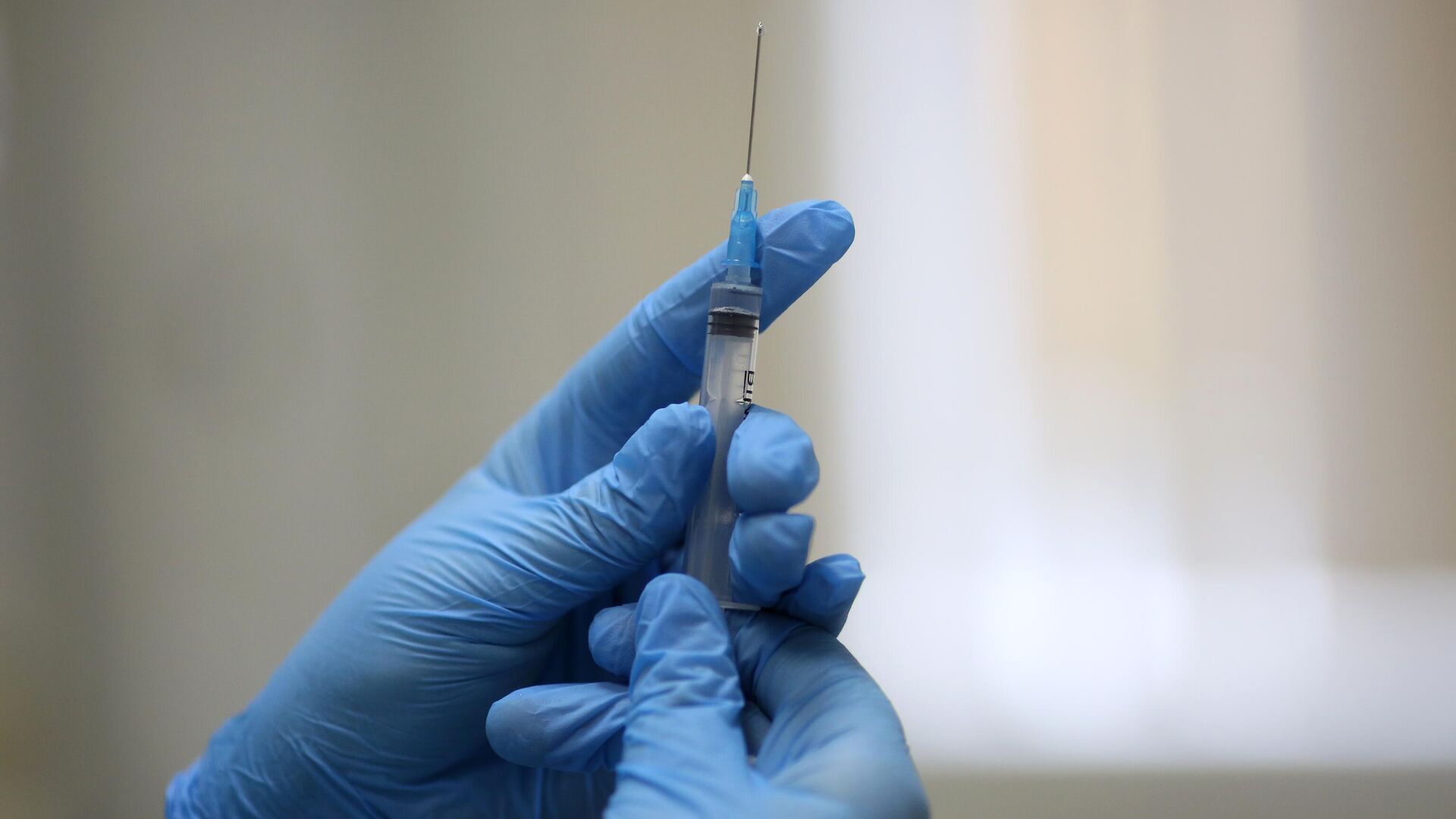 Директор "Вектора" рассказал о вакцинации от COVID-19 инфицированных ВИЧ