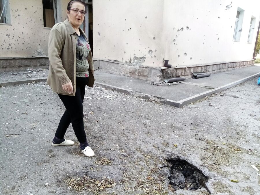 Медсестра Анаид показывает место попадания снаряда Медсестра Анаид показывает место попадания снаряда