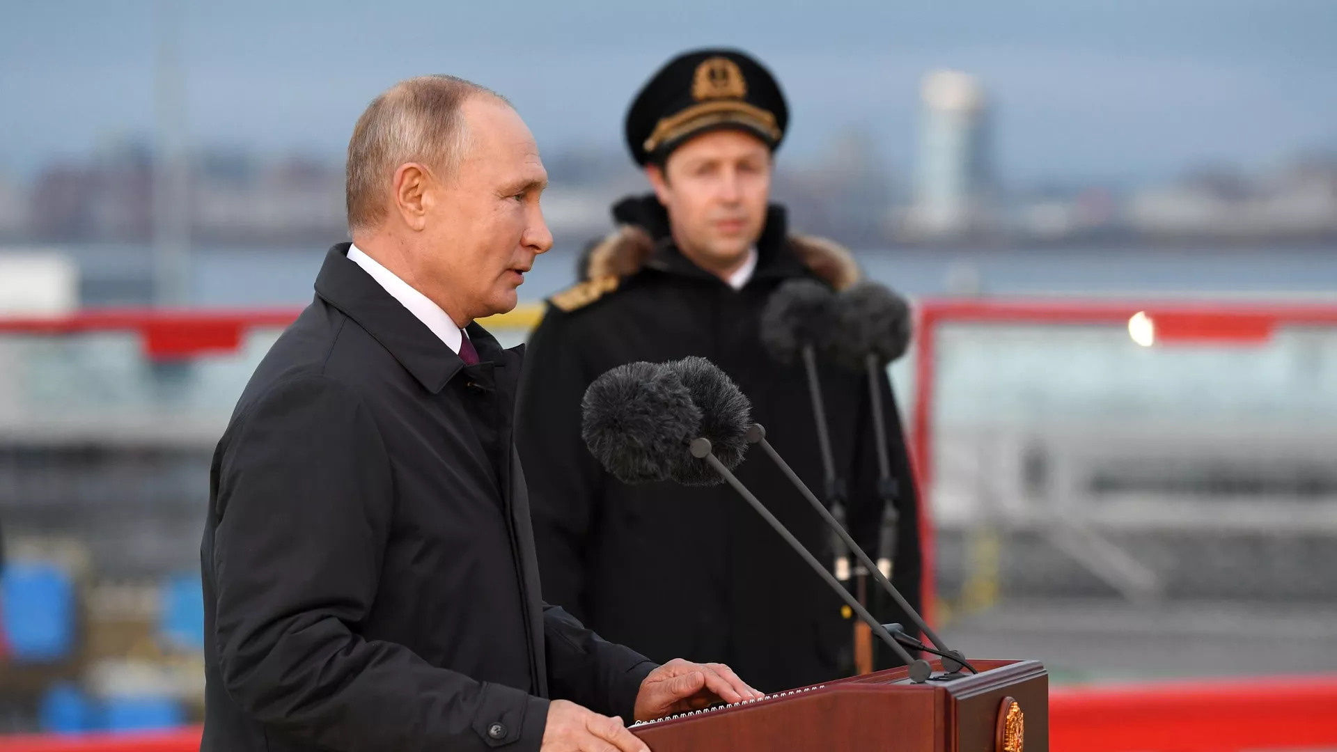 Президент РФ Владимир Путин во время посещения нового ледокола Виктор Черномырдин на территории пассажирского порта Морской фасад в Санкт-Петербурге - РИА Новости, 1920, 03.11.2020