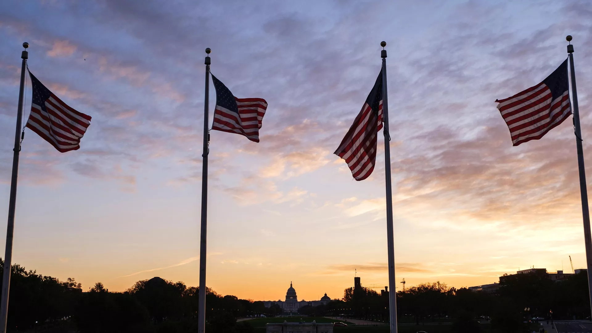 Флаги США около монумента первому президенту США Джорджу Вашингтону в Вашингтоне - РИА Новости, 1920, 17.01.2021
