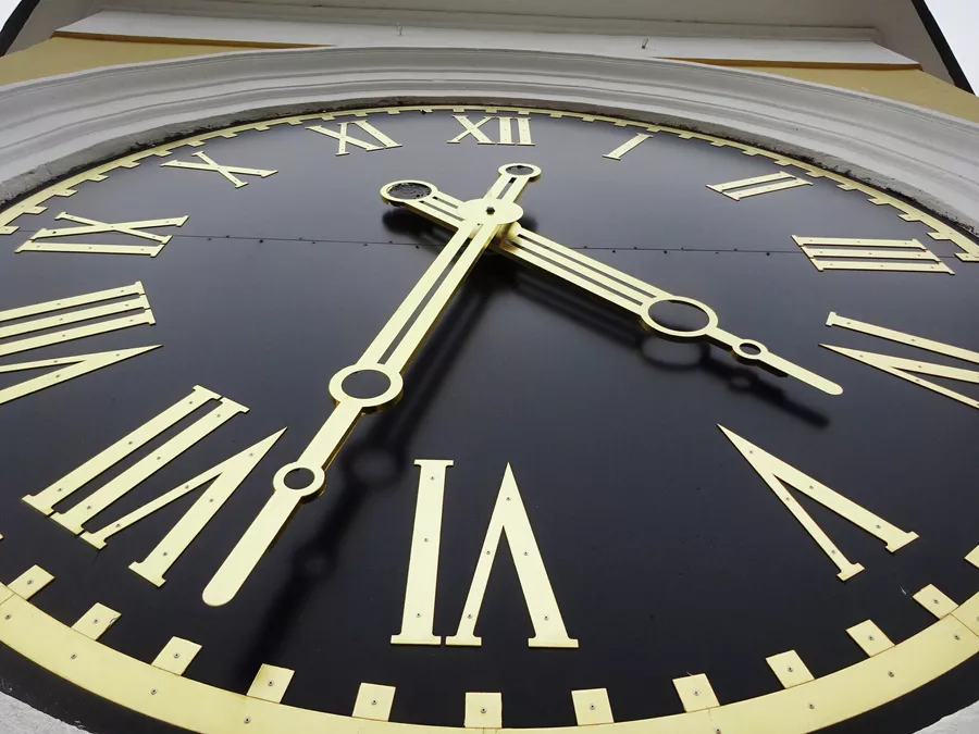 Часы на колокольне Богоявленского собора