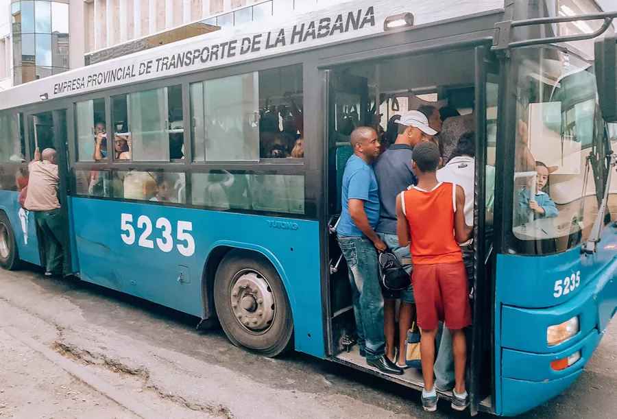 Обычный автобус в Гаване