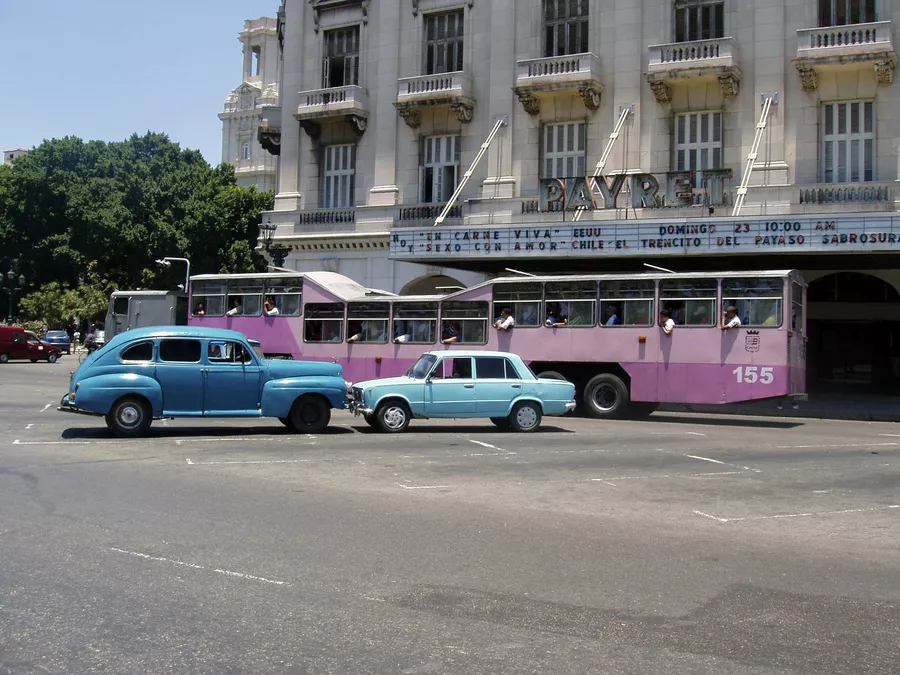 Кубинский автобус-верблюд