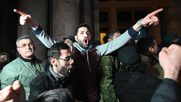 Участники акции протеста у здания парламента Армении в Ереване Участники акции протеста у здания парламента Армении в Ереване