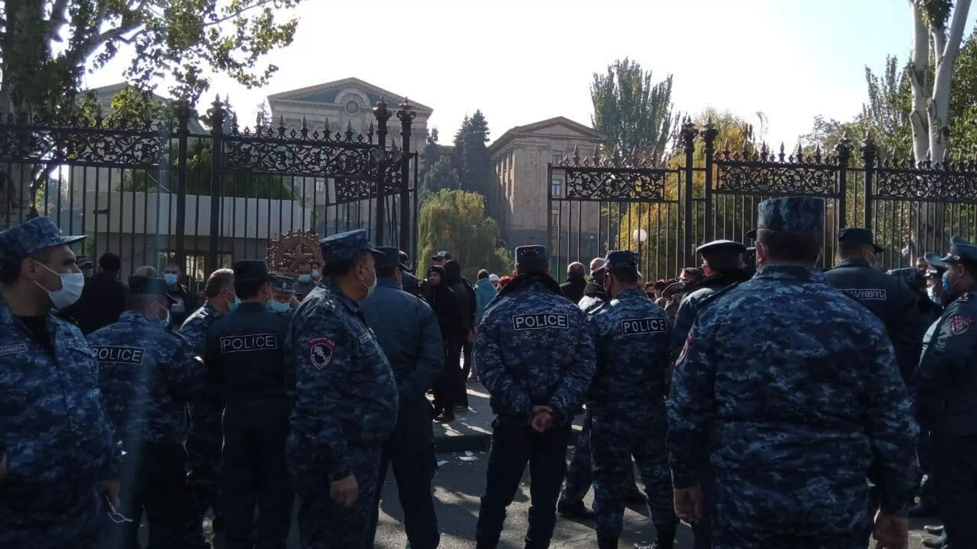Последний новости еревана армения видео. Полиция Еревана. Армения митинг аресты. Протесты в Армении задержания. Армянский полицейский арестовал.