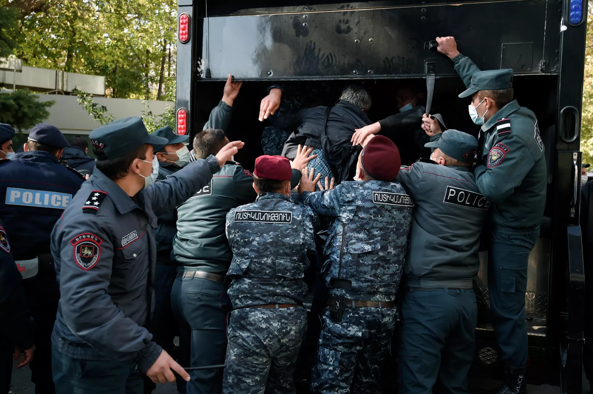 Сотрудники правоохранительных органов задерживают участников митинга оппозиции на площади Свободы в Ереване Сотрудники правоохранительных органов задерживают участников митинга оппозиции на площади Свободы в Ереване - РИА Новости, 1920, 11.11.2020