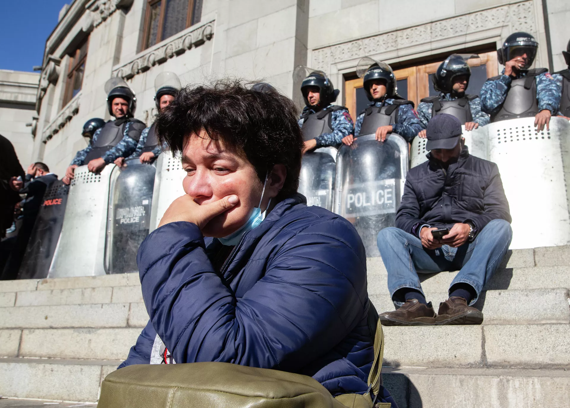 Участница митинга на площади Свободы в Ереване и сотрудники полиции у здания оперного театра Участница митинга на площади Свободы в Ереване и сотрудники полиции у здания оперного театра - РИА Новости, 1920, 11.11.2020