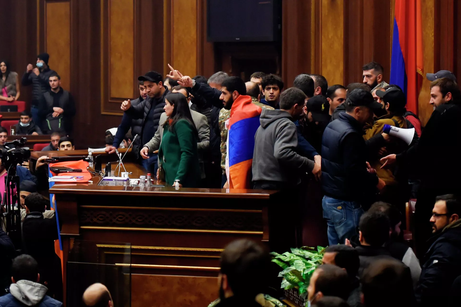Участники акции протеста в одном из залов в здании парламента Армении в Ереване Участники акции протеста в одном из залов в здании парламента Армении в Ереване - РИА Новости, 1920, 11.11.2020