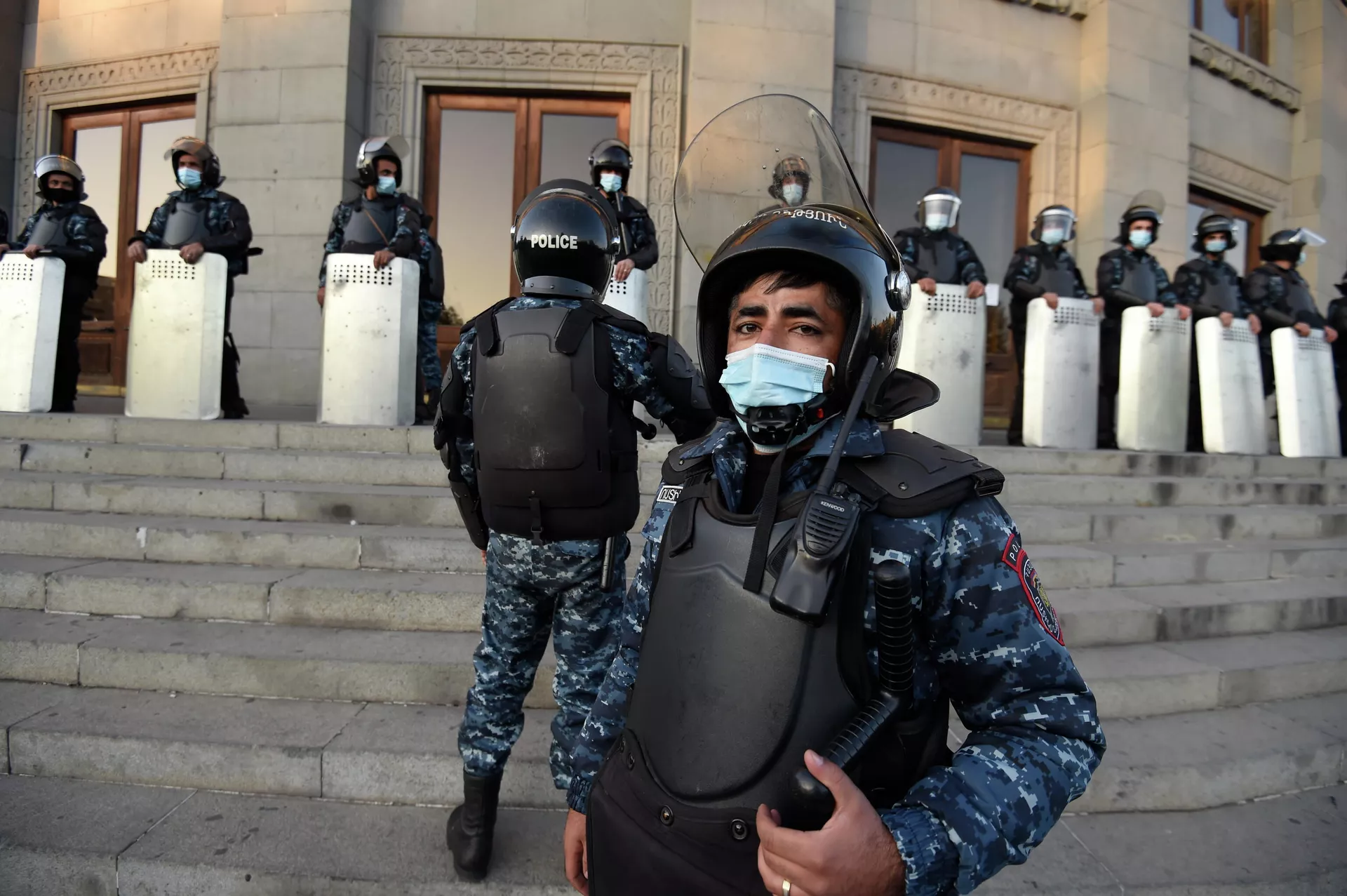 Сотрудники правоохранительных органов во время митинга на площади Свободы в Ереване - РИА Новости, 1920, 12.11.2020