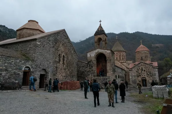Люди у монастыря Дадиванк в Карвачарском районе Карабаха