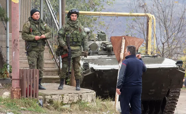 Российские военнослужащие из состава миротворческих сил в городе Лачин