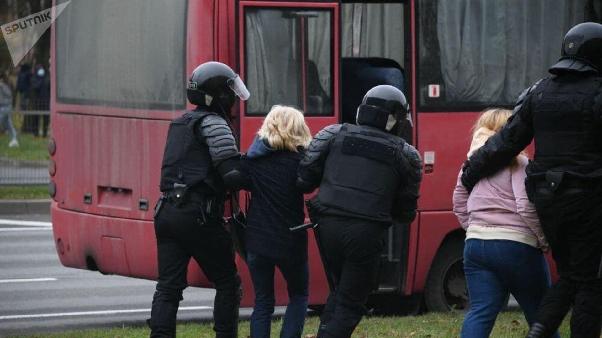 Сотрудники правоохранительных органов и участники несанкционированной акции протеста в Минске Сотрудники правоохранительных органов и участники несанкционированной акции протеста в Минске - РИА Новости, 1920, 25.11.2020