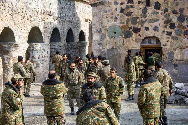 Военнослужащие на территории монастырского комплекса Дадиванк в Нагорном Карабахе