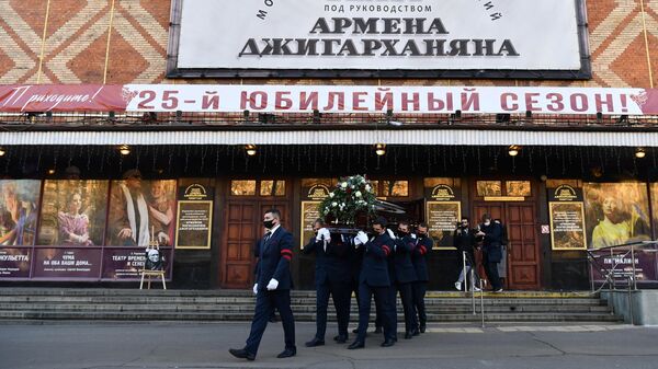Вынос гроба с телом актера театра и кино, народного артиста СССР Армена Джигарханяна после церемонии прощания в Московском драматическом театре под руководством Армена Джигарханяна в Москве Вынос гроба с телом актера театра и кино, народного артиста СССР Армена Джигарханяна после церемонии прощания в Московском драматическом театре под руководством Армена Джигарханяна в Москве