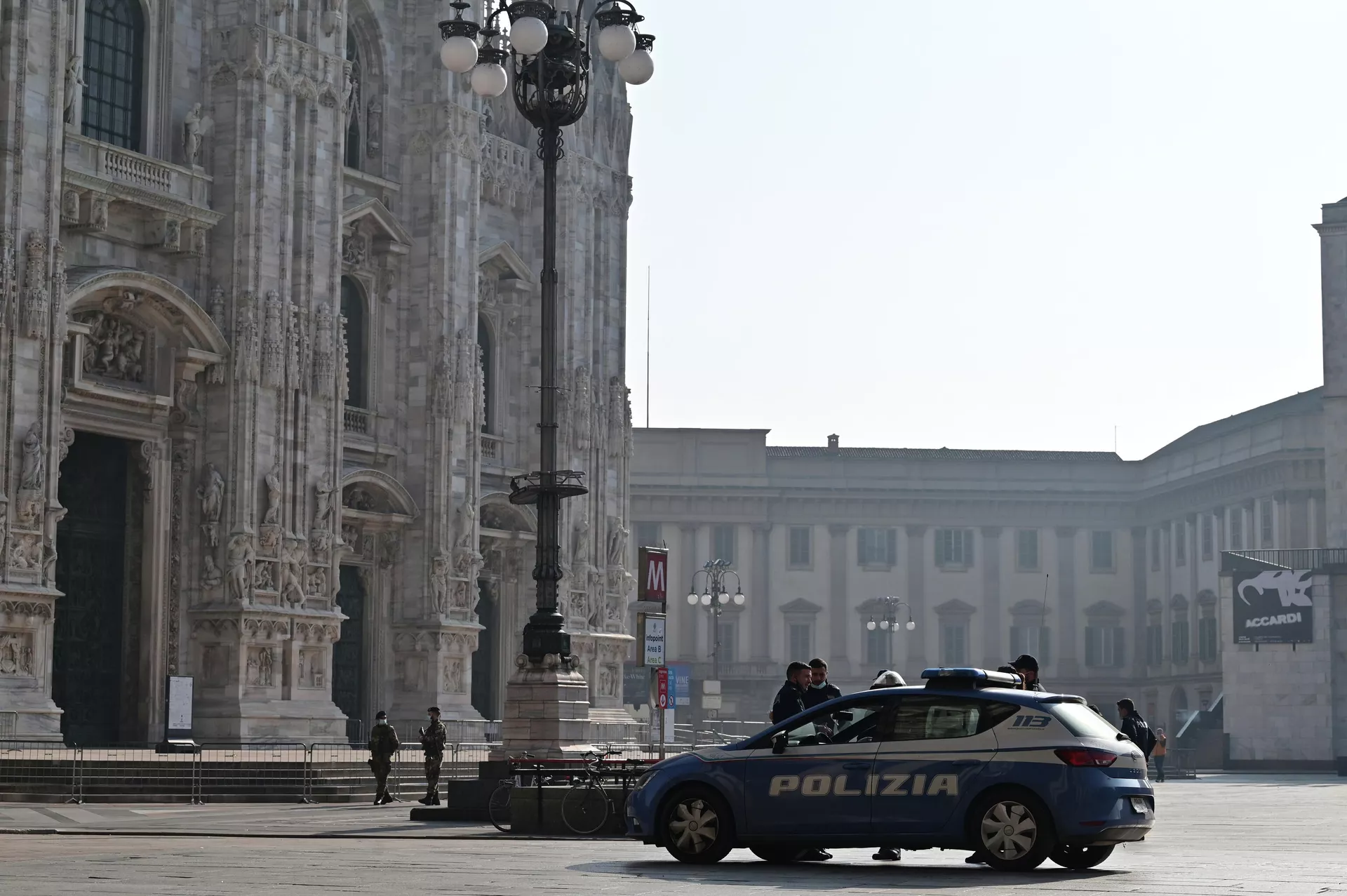 Солдаты итальянской армии и полицейские патрулируют площадь перед собором Дуомо в центре Милана - РИА Новости, 1920, 17.11.2020