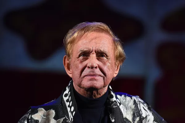 Режиссер Роман Виктюк после спектакля Служанки, открывшего новый сезон на сцене Московского театра Романа Виктюка. Режиссер Роман Виктюк после спектакля Служанки, открывшего новый сезон на сцене Московского театра Романа Виктюка.