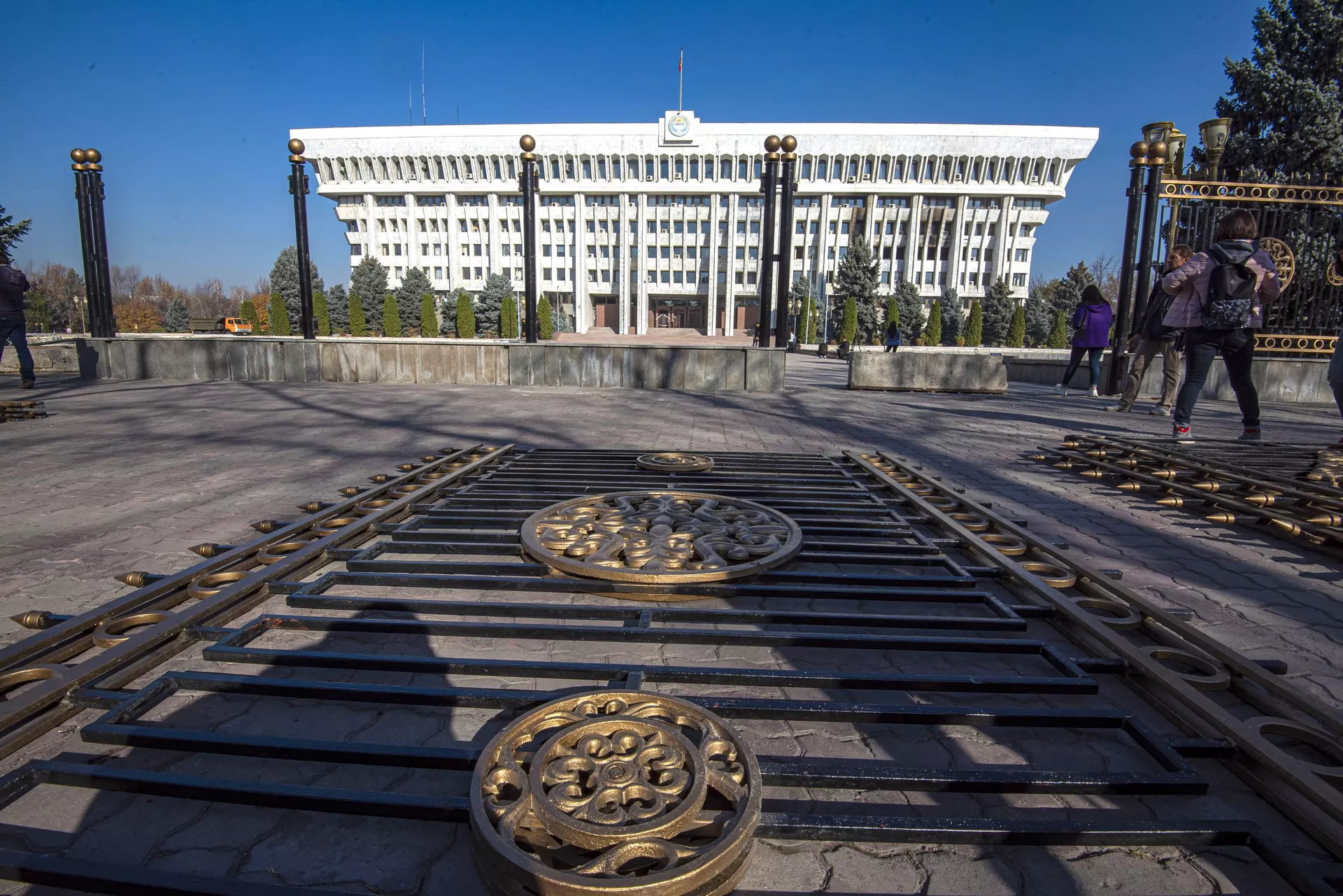 Секции ограды у здания парламента Киргизии в Бишкеке