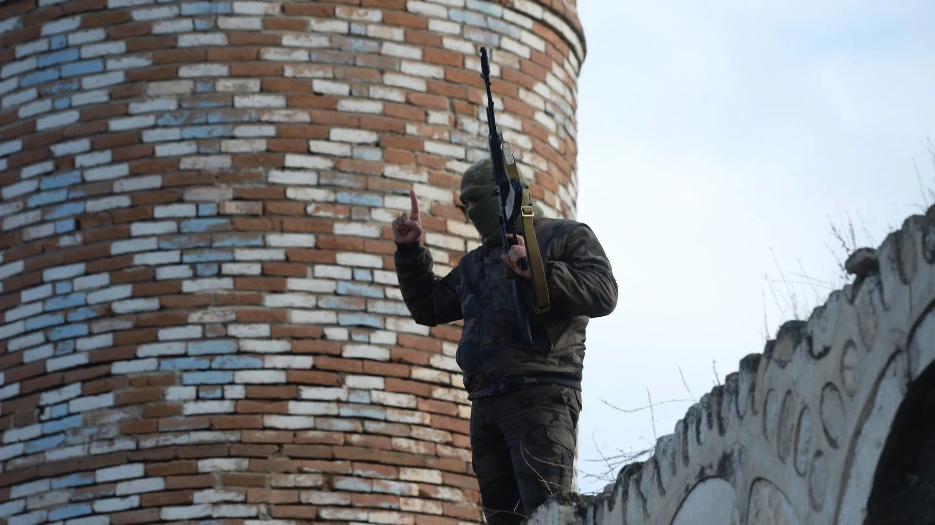 Вооруженный мужчина на крыше мечети Джума в Агдаме - РИА Новости, 1920, 27.11.2020
