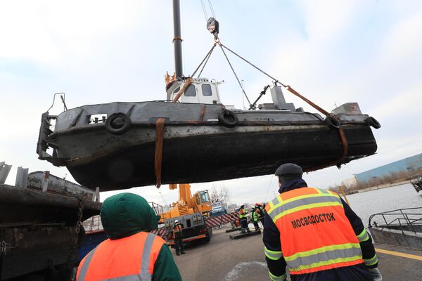 Выемка кораблей ГУП Мосводосток из воды Выемка кораблей ГУП Мосводосток из воды