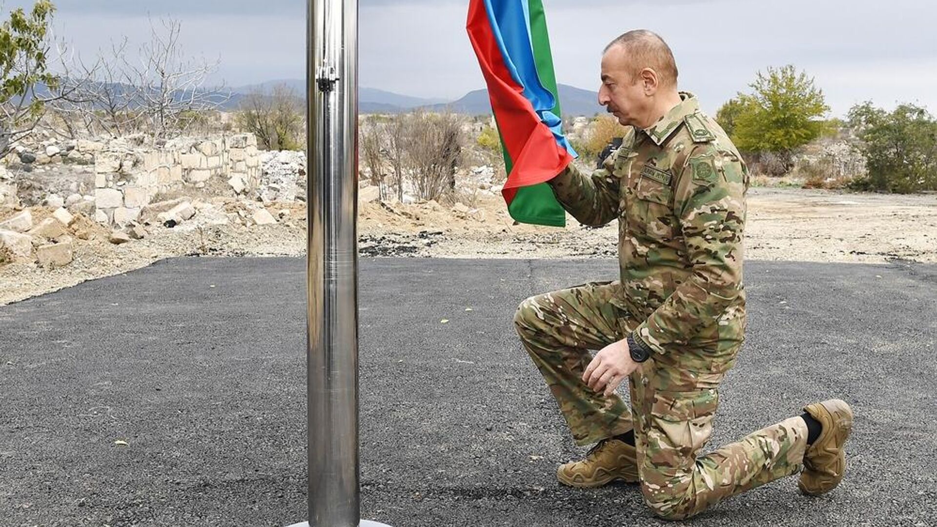 Президент Азербайджана Ильхам Алиев во время поднятия государственного флага Азербайджана в городе Агдам Президент Азербайджана Ильхам Алиев во время поднятия государственного флага Азербайджана в городе Агдам - РИА Новости, 1920, 24.11.2020