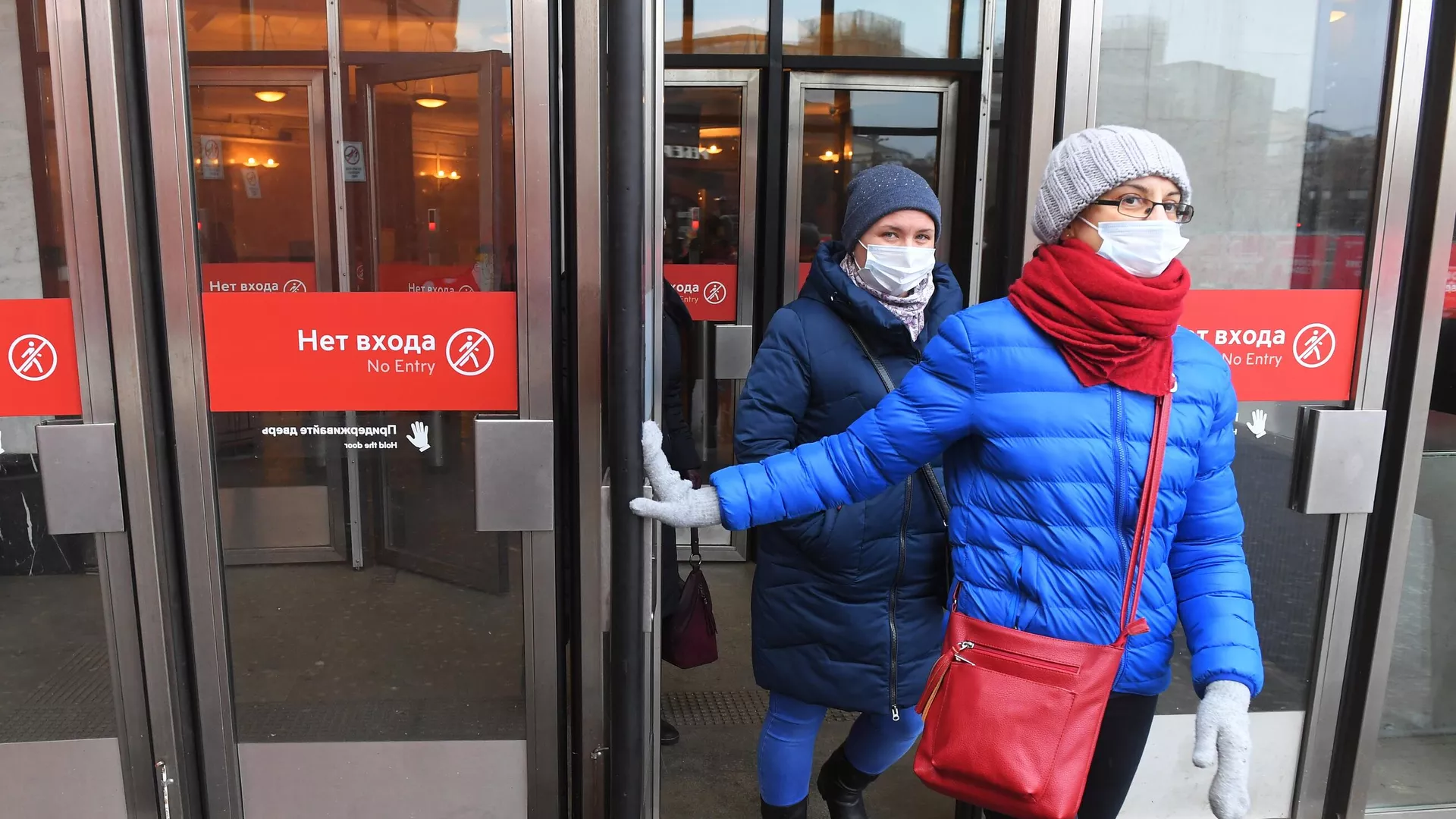 Девушки в защитных масках выходят у станции Московского метрополитена. Девушки в защитных масках выходят у станции Московского метрополитена. - РИА Новости, 1920, 02.12.2020