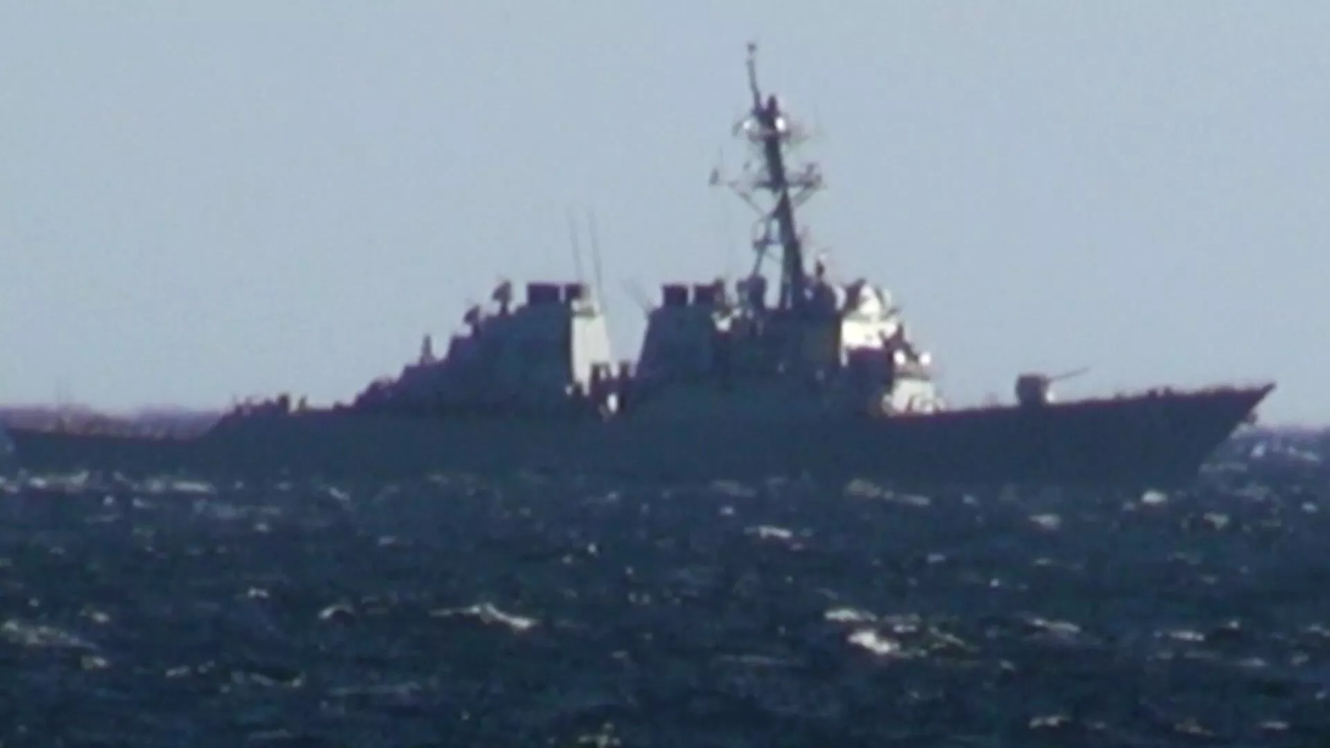 Американский военный корабль Джон Маккейн, пересекший российскую границу на юге Приморского края в Японском море. Скриншот видео Американский военный корабль Джон Маккейн, пересекший российскую границу на юге Приморского края в Японском море. Скриншот видео - РИА Новости, 1920, 23.06.2021