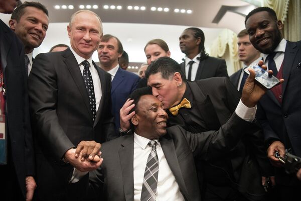 Президент РФ Владимир Путин, бразильский футболист Пеле и аргентинский футболист Диего Марадона (слева направо) Президент РФ Владимир Путин, бразильский футболист Пеле и аргентинский футболист Диего Марадона (слева направо)