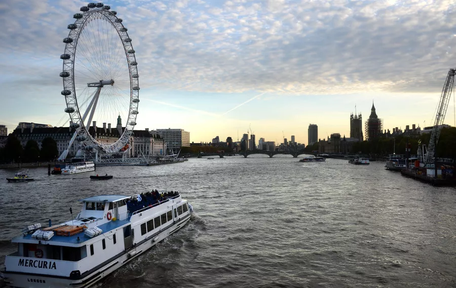 Колесо обозрения Лондонский глаз в лондонском районе Ламбет на южном берегу Темзы