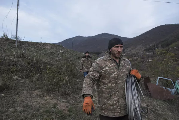 Мужчины в поселке Карегах в Нагорном Карабахе